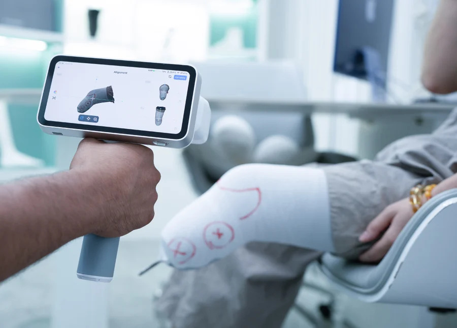 EinScan Medixa high-precision results &mdash; vendor-published RMS accuracy below 0.3 mm at clinical working distance with movement compensation