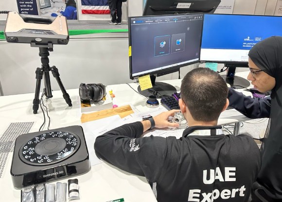 Training and lab scene with the EinScan Pro HD on a tripod and turntable, operators working at the bench