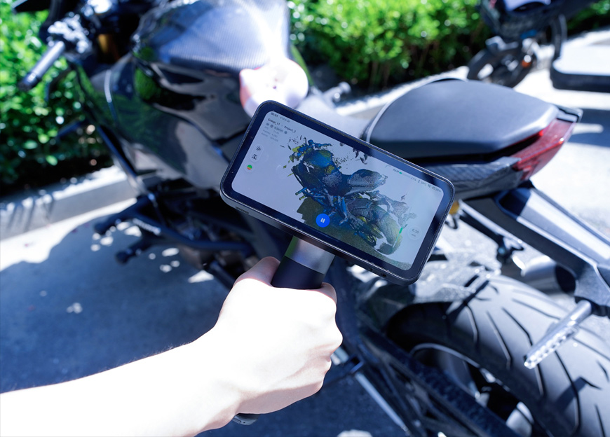 EinScan Rigil operating outdoors in field conditions — IP54 dust and splash rating enables shop floor, foundry, and outdoor scanning without enclosures
