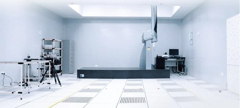 Long-range calibration rail with a scanner on a tripod at one end