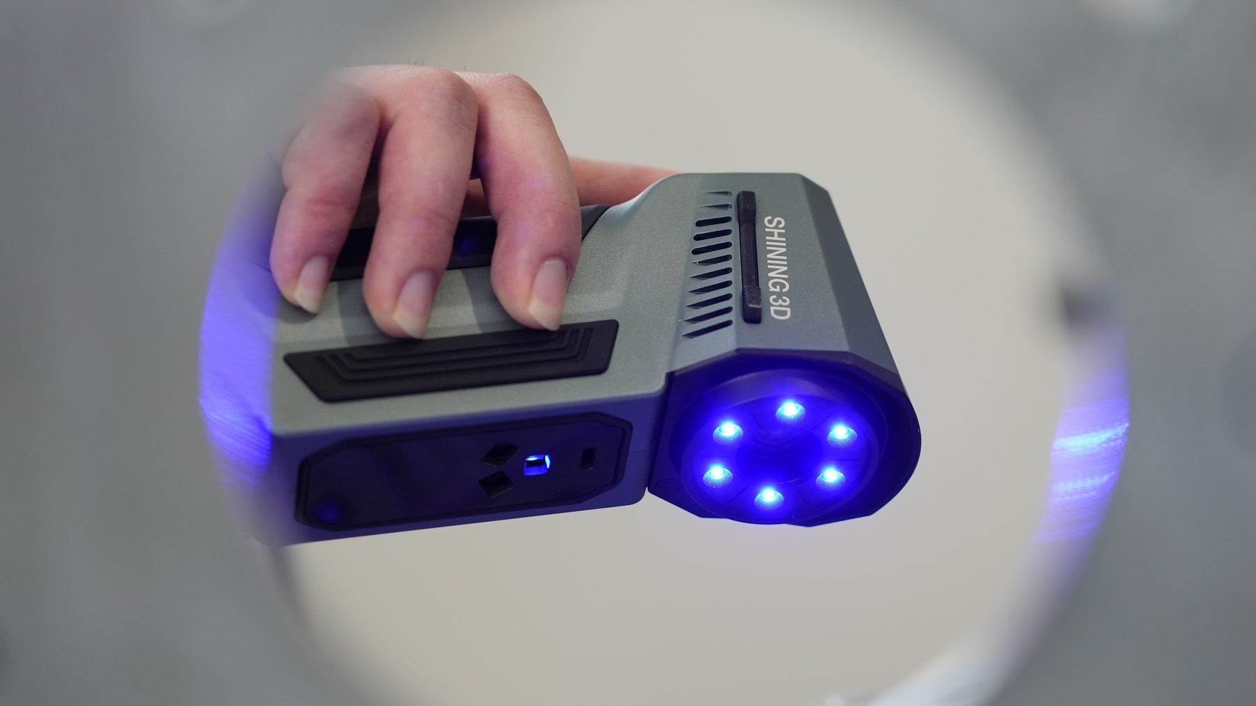 Shining 3D FreeScan Combo Series scanner close-up — blue LED optical array on 193×63×53mm aluminum-alloy chassis at 620g