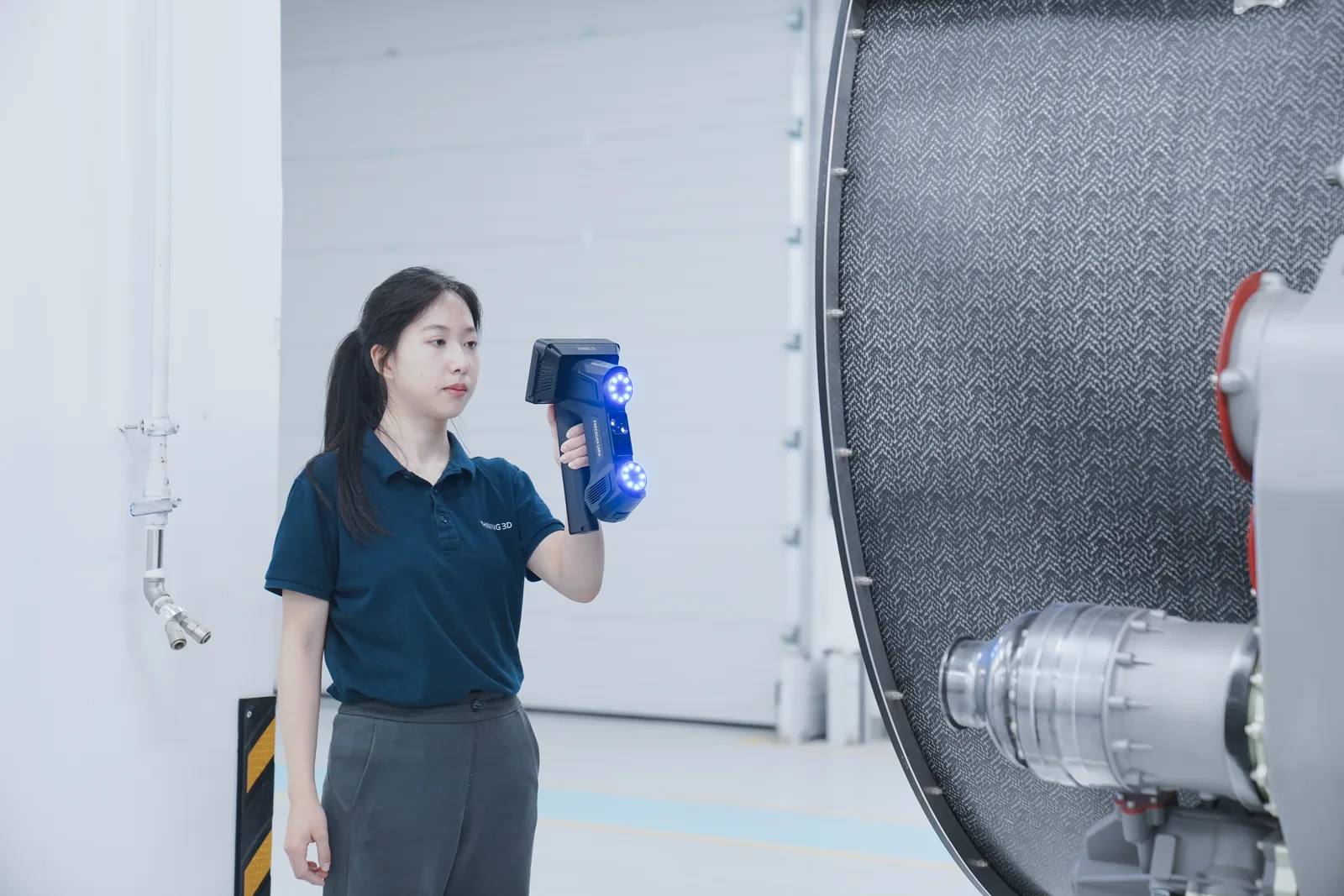 Operator scanning a large aircraft engine assembly with the FreeScan Omni for part-to-CAD inspection