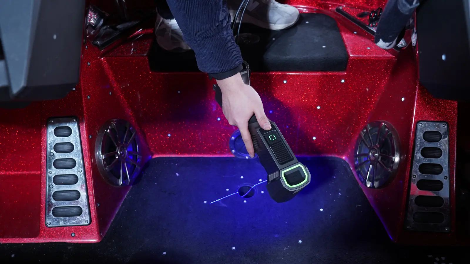 Shining 3D FreeScan Trio in Trio IR markerless mode — single blue laser line scanning dark recessed surfaces without markers or AESUB spray