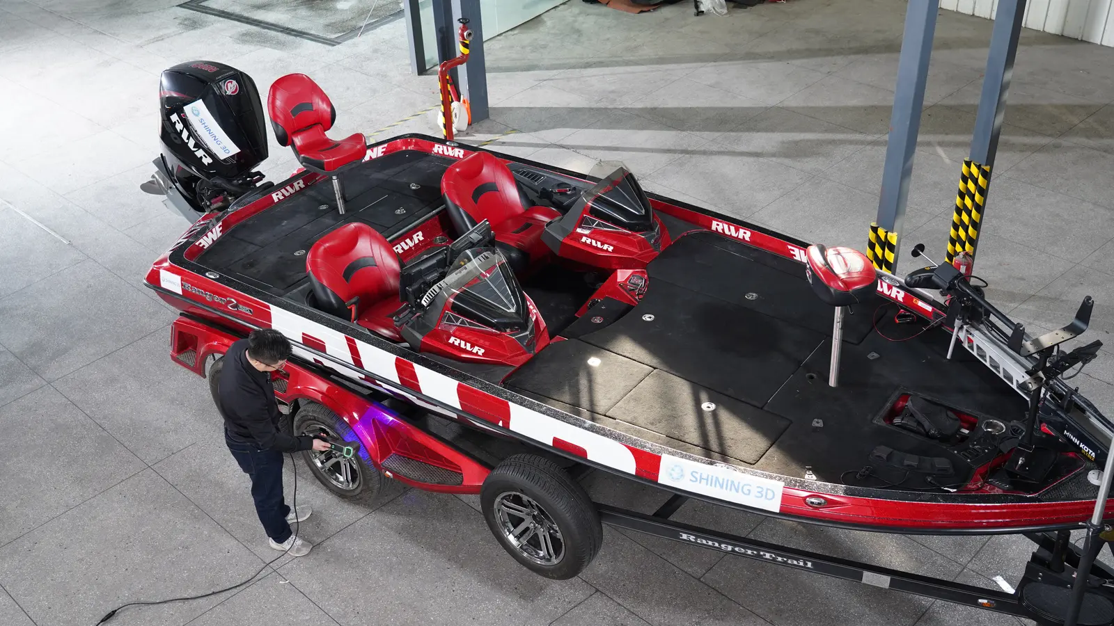 Shining 3D FreeScan Trio large-asset workflow — operator scanning an entire racing boat in a single session, showing 150–1500mm working envelope and large-part digitization capability