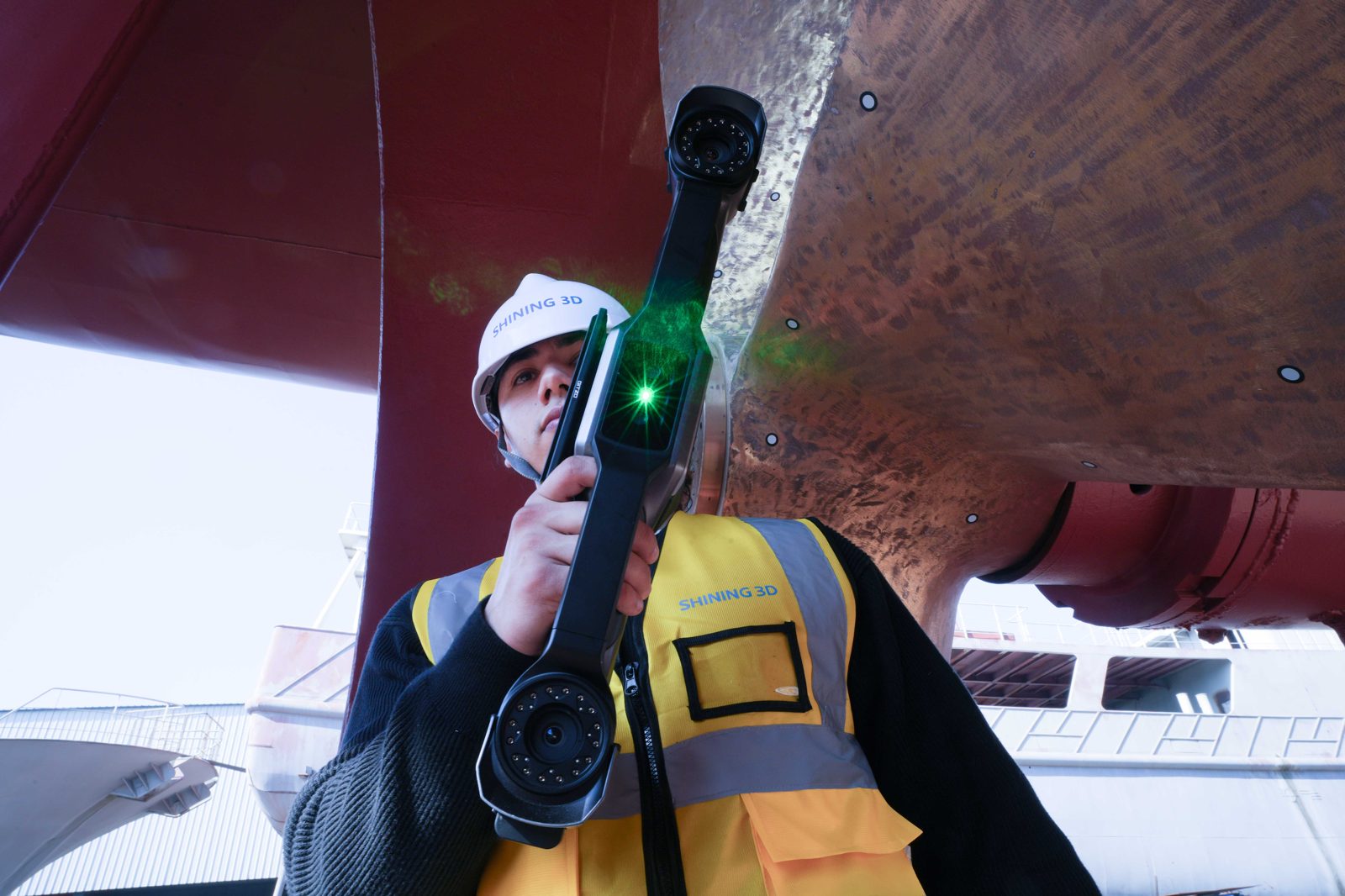 Operator wirelessly scanning a large ship hull with the FreeScan UE Nova at high speed in a single sweep