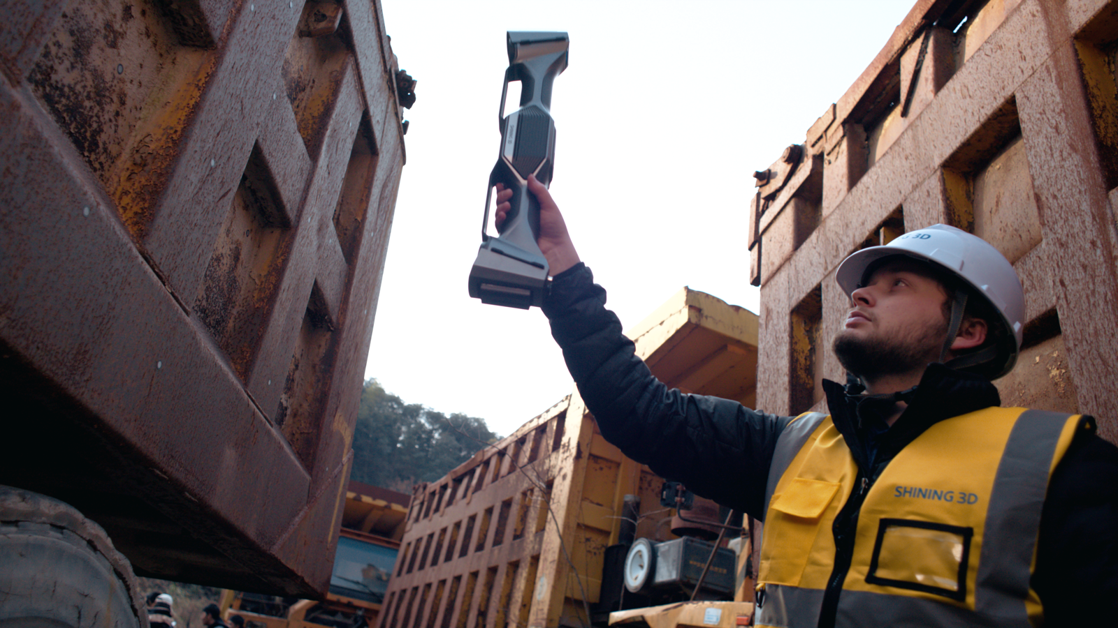 Operator scanning the worn bed of a mining dump truck on site with the wireless FreeScan UE Nova