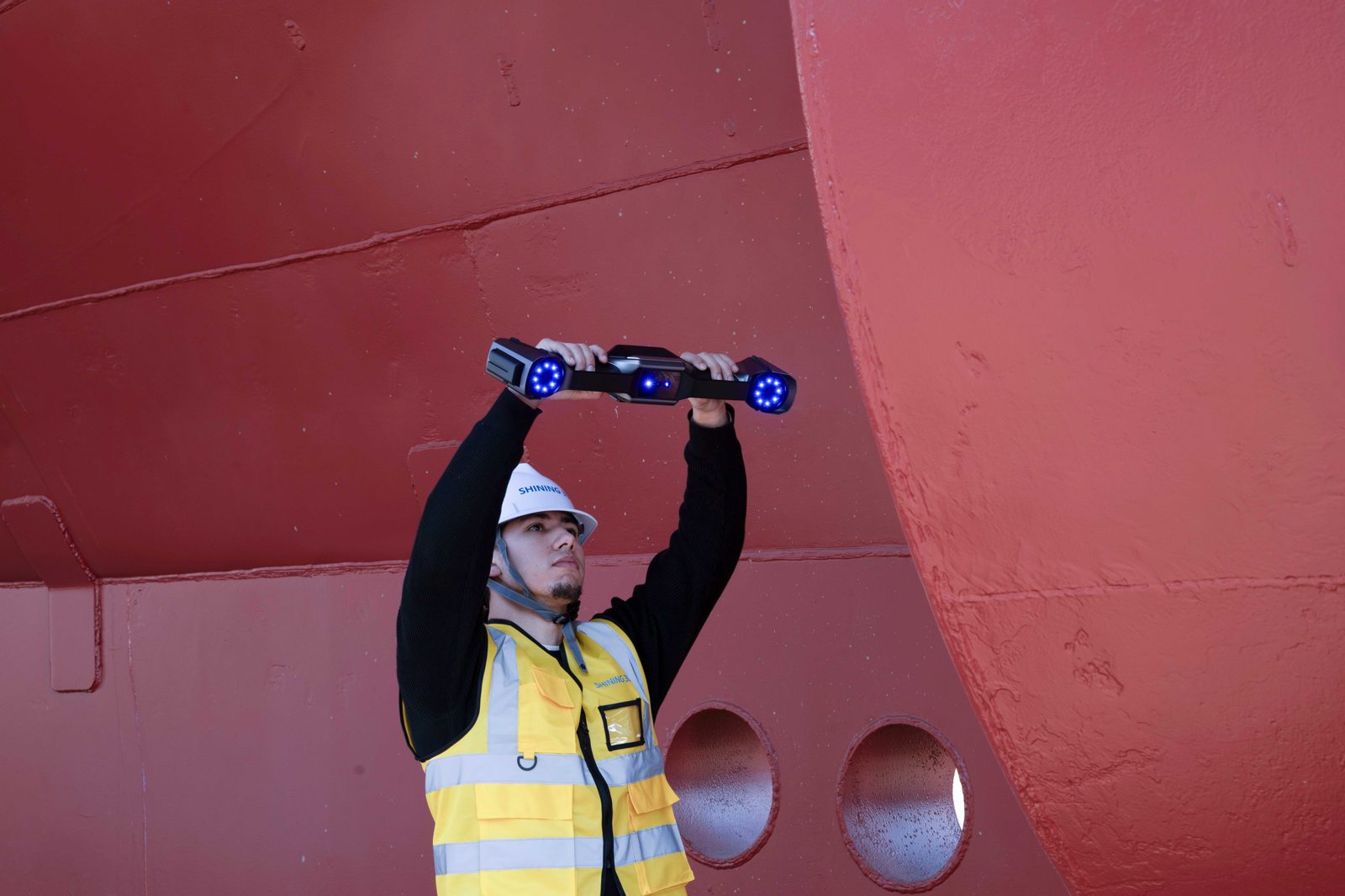 FreeScan UE Nova wirelessly scanning a large red ship hull