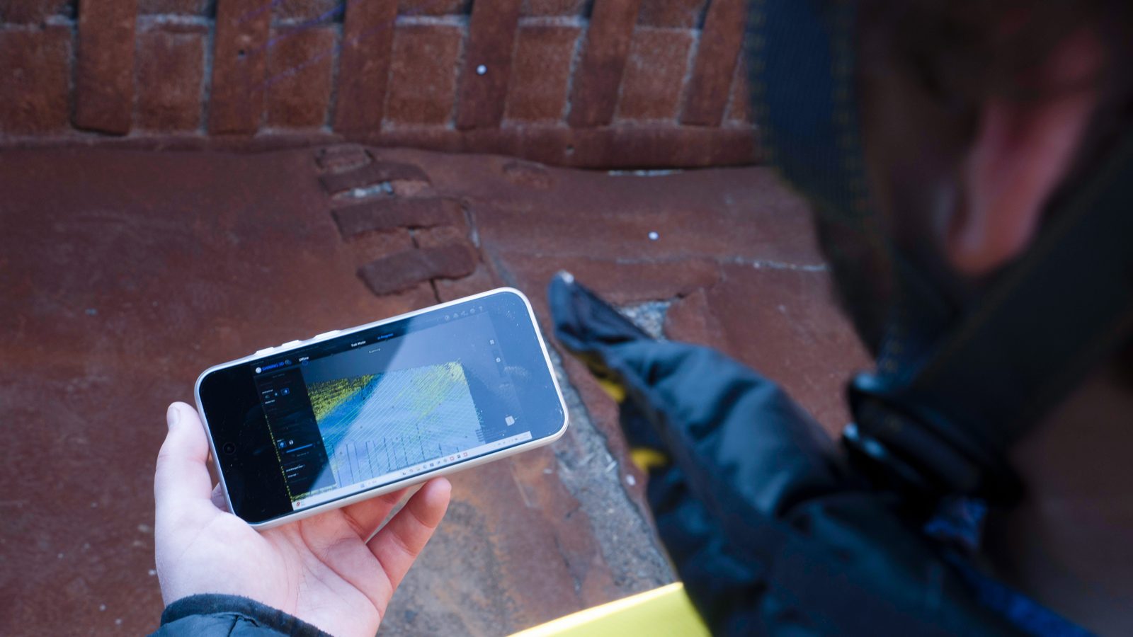 Live wireless point-cloud preview on a phone while scanning a part in the field with the FreeScan UE Nova