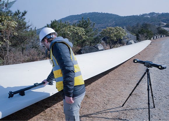 FreeScan UE Nova Video Photogrammetry holding global accuracy on a large wind-turbine blade with no coded targets