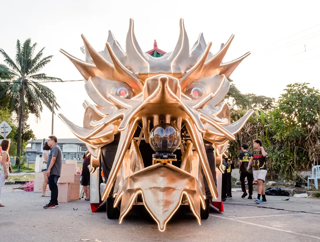 Giant SLA-printed golden dragon head sculpture &mdash; Kings large-format SLA showpiece