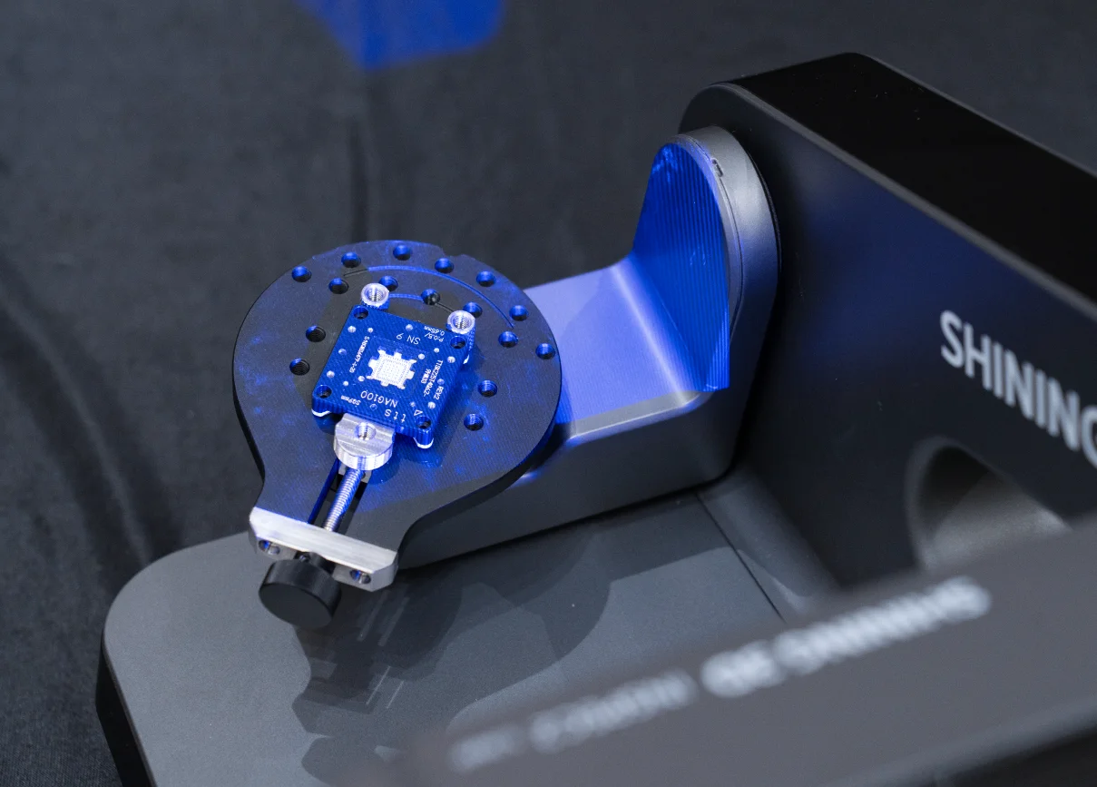 SHINING 3D AutoScan Inspec2 blue structured-light scan of a circuit board &mdash; play the demonstration video